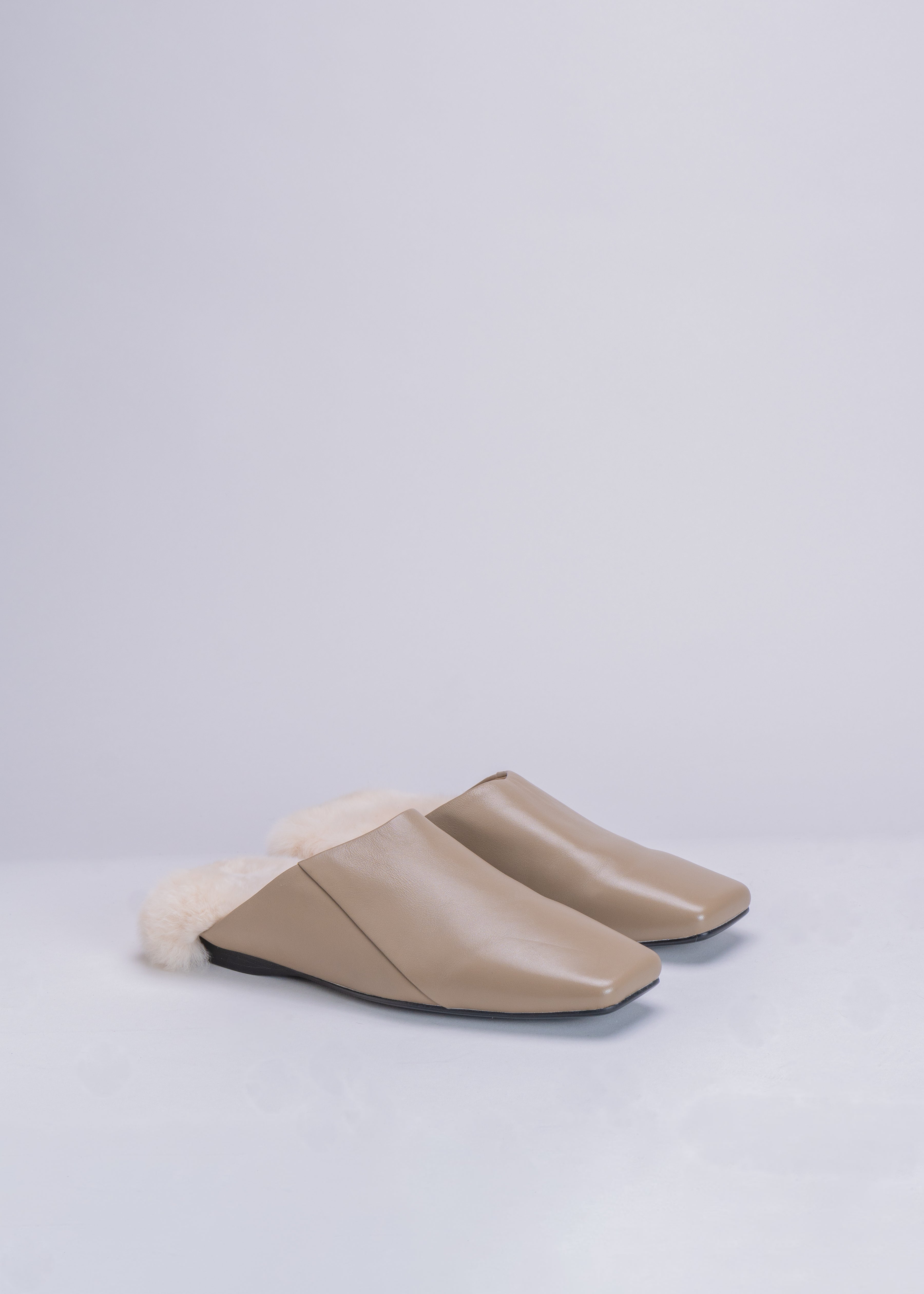 PARIGI - TAUPE SLIPPERS WITH IVORY FUR IN CALF LEATHER