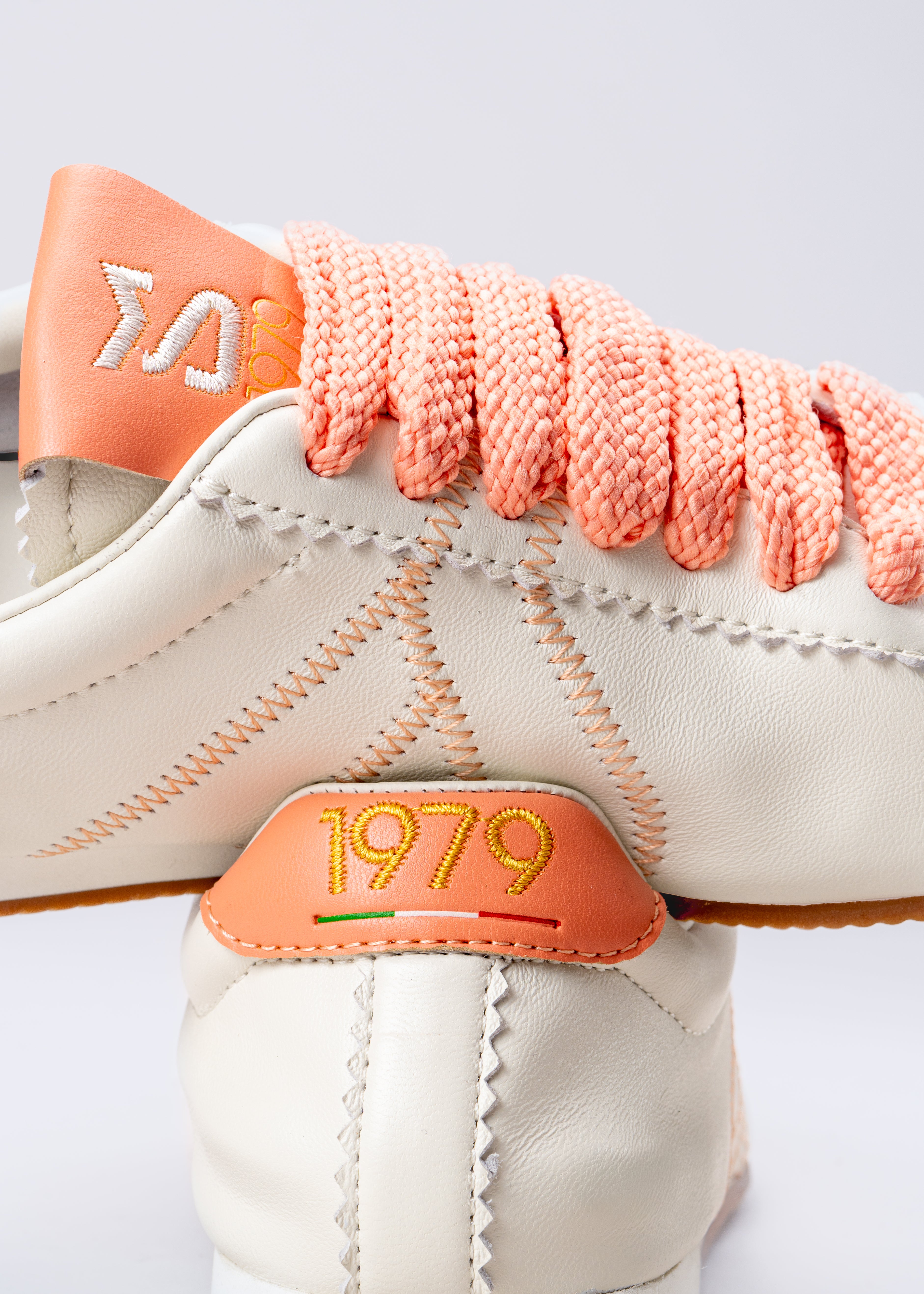 RIANNA - SNEAKER BIANCO LATTE CON CONTRASTI CORALLO