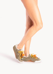 ADRIENNE - SNEAKERS IN SUEDE TAUPE CON CURLYFUR 