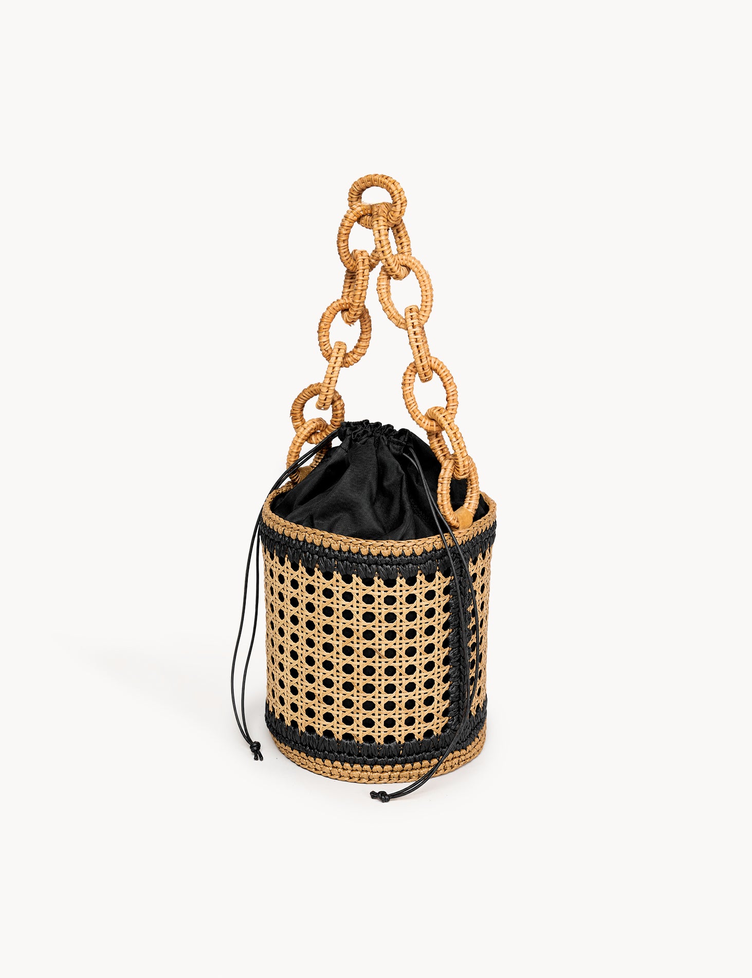 Massimo-Santini-SS-2026-secchiello-rattan-nero-prospettiva.jpg
