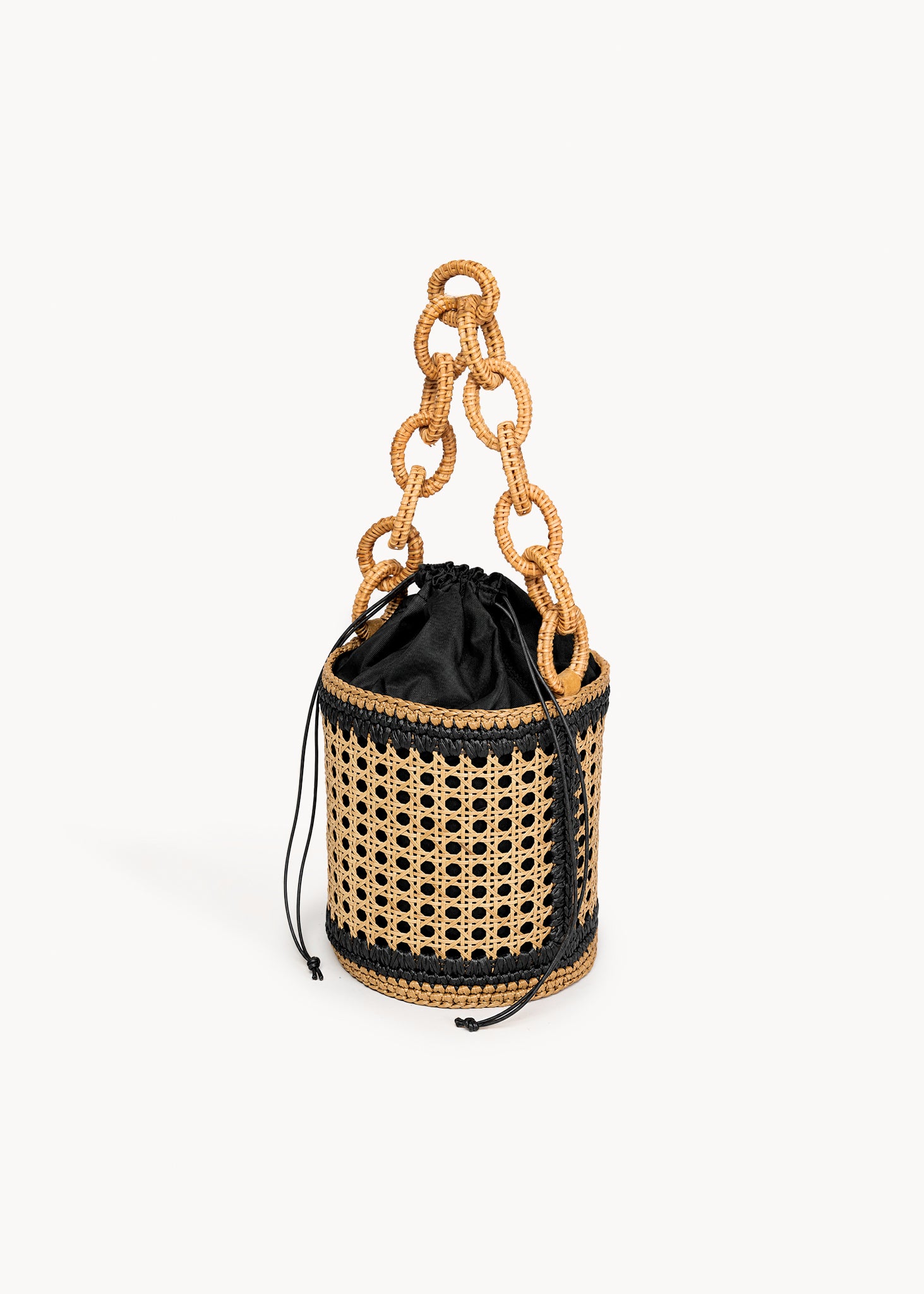 Massimo-Santini-SS-2026-secchiello-rattan-nero-prospettiva.jpg